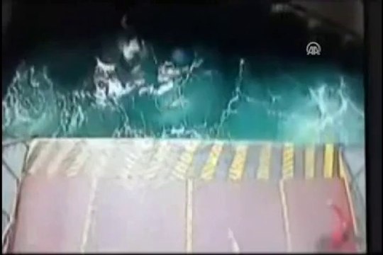 Arabalı vapurdan denize düşen otomobil güvenlik kamerası tarafından görüntülendi