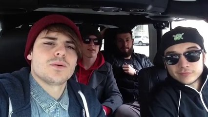 i saluti dei Simons per il vicolo