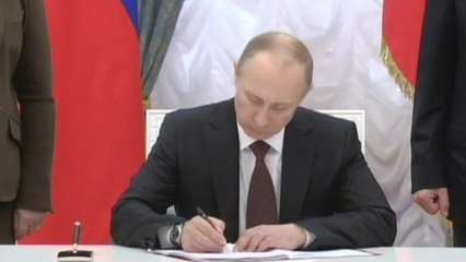 Putin signs Crimea annexe treaty