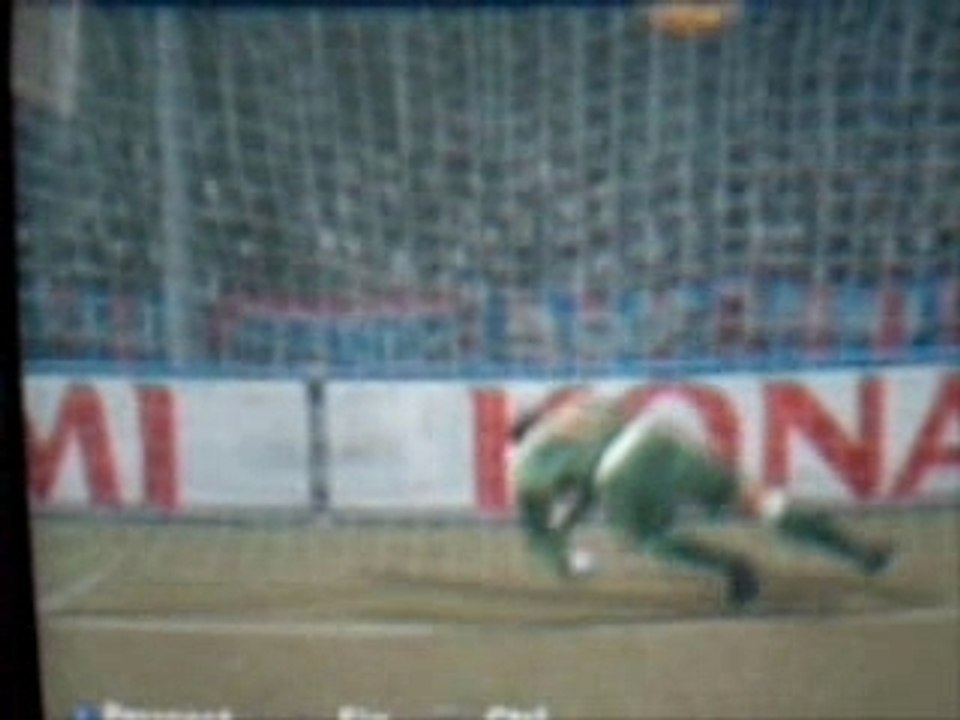 but de  Ronaldinho du milieu de terrain!