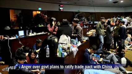Protesters keep up occupation of Taiwan's parliament