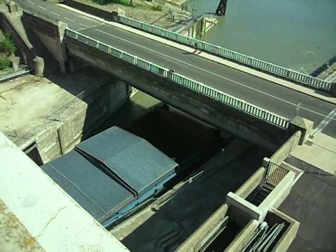 Passage d'un bateau à l'écluse de Bolléne