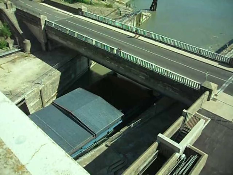 Passage d'un bateau à l'écluse de Bolléne