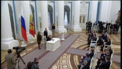 Poutine signe le document rattachant la Crimée à la Russie