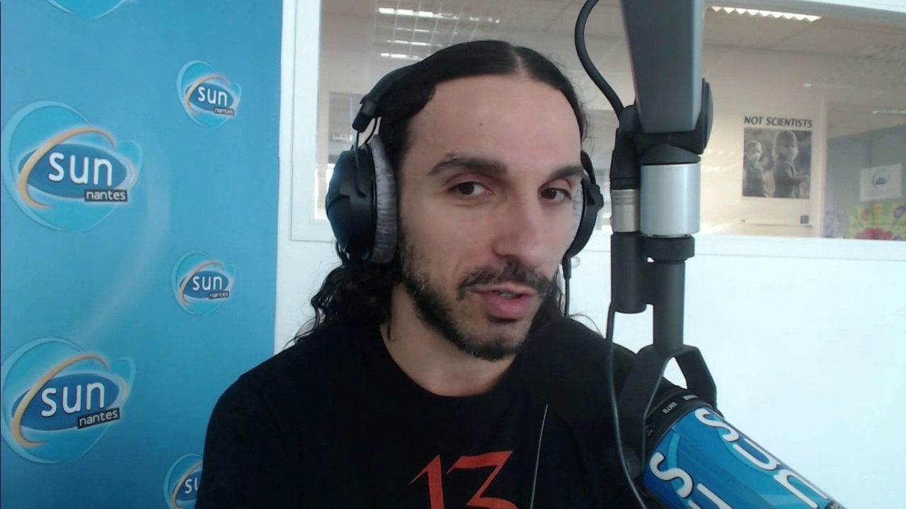 Dedo en interview dans les studios de SUN