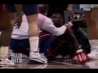 Le coup de coude Karl malone sur Isiah Thomas