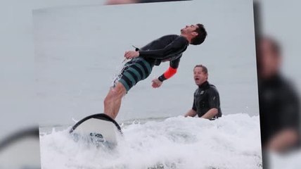La star de Spiderman Andrew Garfield apprend le surf à des enfants