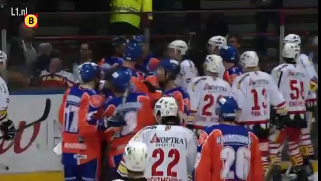 Hockey - Un joueur et un arbitre quittent la glace pour défendre leur père dans les tribunes