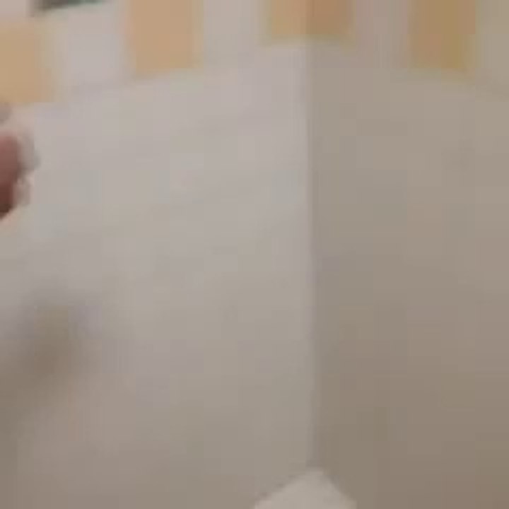 abaixa e pega o sabonete