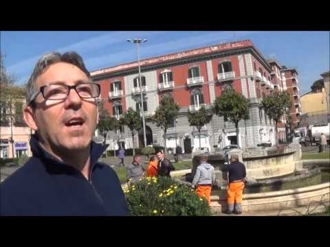 Aversa (CE) - Piazza Vittorio Emanuele, la Senesi ripulisce la fontana (21.03.14)