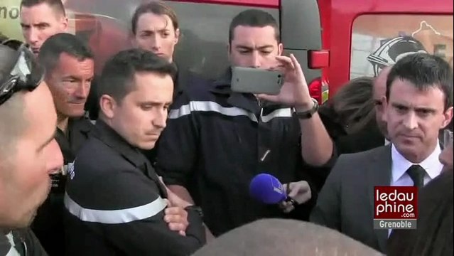 Manuel Valls s'énerve contre un pompier qui refuse de lui serrer la main