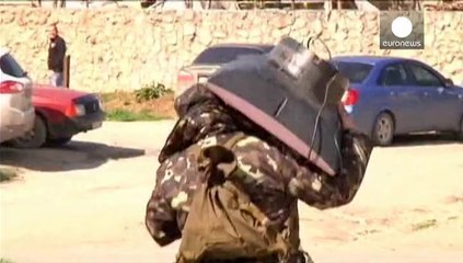 Kırım'da Ukrayna üslerinin Ruslara devri olaylı geçiyor