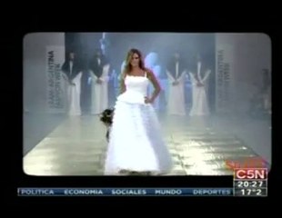 Imágenes de Paula desfilando en el BAAM en C5N - 22 de Marzo