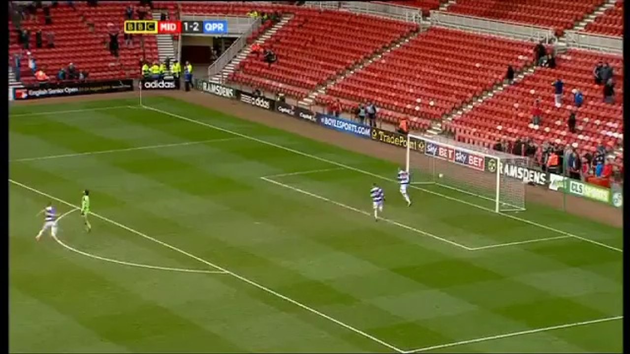 Football - Le gardien de but se rate complètement sur son dégagement... puis s'énerve