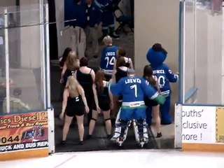 Un gardien de Hockey danse le Wobble. Enorme!