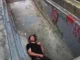 Un Skater tombe dans un trou... Ridicule!