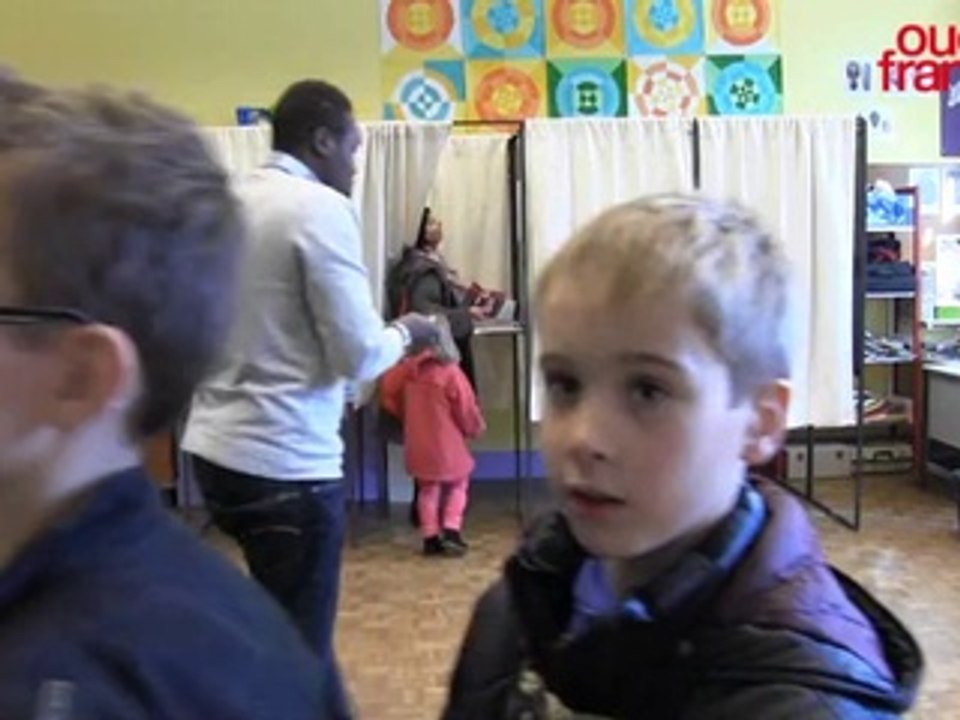 Ambiance dans un bureau de vote municipales à Rennes 2014