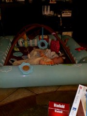 MATHEO SUR SON TAPIS D'EVEIL