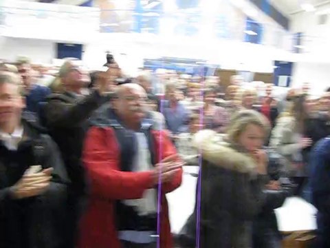 Jean-Claude Thorez, futur maire, laisse éclater sa joie à Sailly-sur-la-Lys