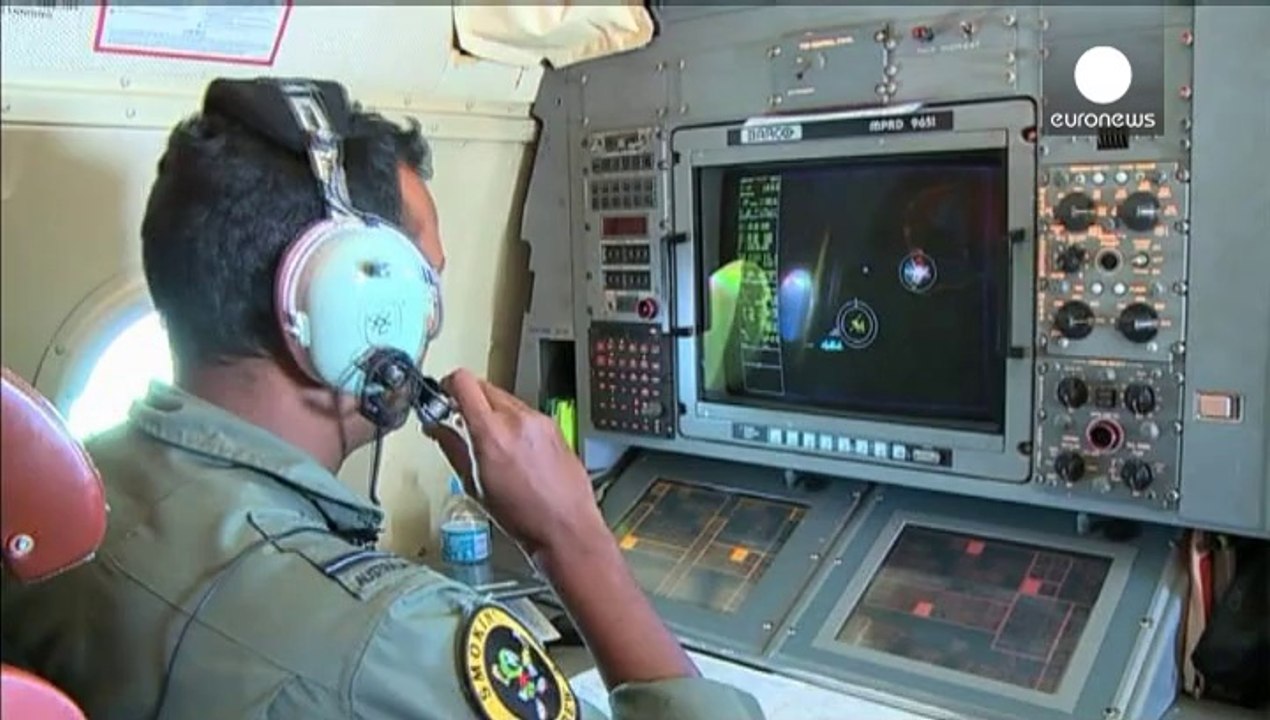 Chinese plane sees suspicious "white objects"in search for Malaysia jet