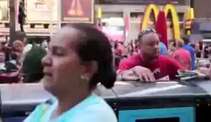 شباب يمنيون يحسبهم الناس من المشاهير