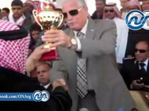 بدو نويبع يهدون المحافظ العقال فى ختام سباقات الهجن