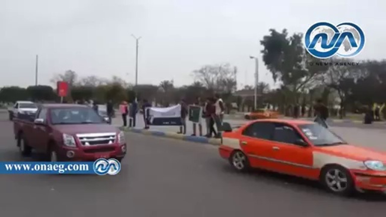 سلسلة بشرية لأنصار «صباحي» أمام جامعة القناة لدعم ترشحه لانتخابات الرئاسة