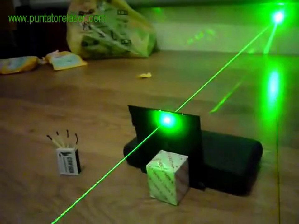 puntatore laser verde 200mw fiammifero che brucia puntatorelaser.com