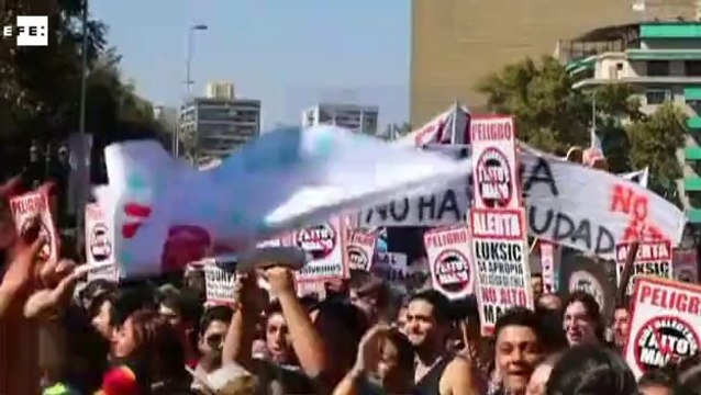 Nueva Constitución y otras demandas sacan a la calle a miles de chilenos