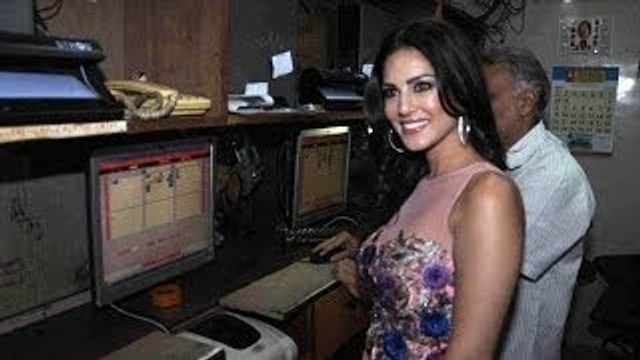 Sunny Leone Sells Tickets Of 'Ragini MMS 2' | Get Yours