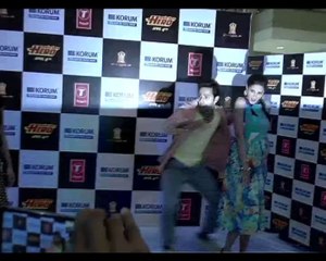 Varun spotted with Ileana DCruz at a mall