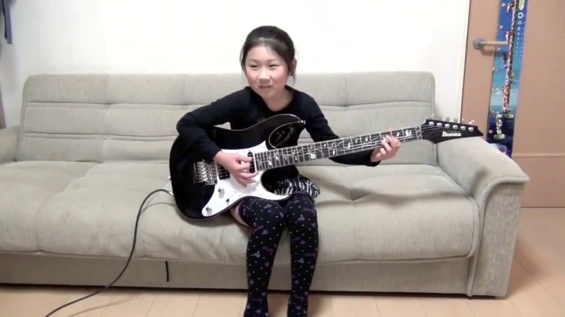 Une petite fille de 9 ans fait une reprise de Scarified à la guitare au  Japon - Vidéo Dailymotion