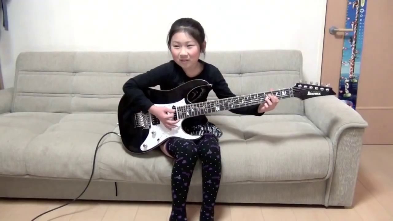 Une petite fille de 9 ans fait une reprise de Scarified à la guitare au Japon