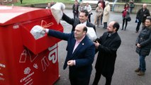 Alcalde Oviedo inaugura contenedores de Cáritas para recogida de ropa