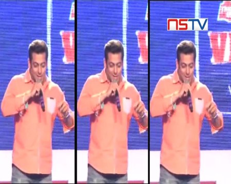 Salman shakes leg with his fans at Beingt Human Awarness program