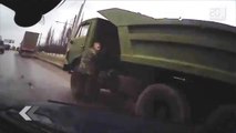 Russie: Il frôle la mort au bord d'une route