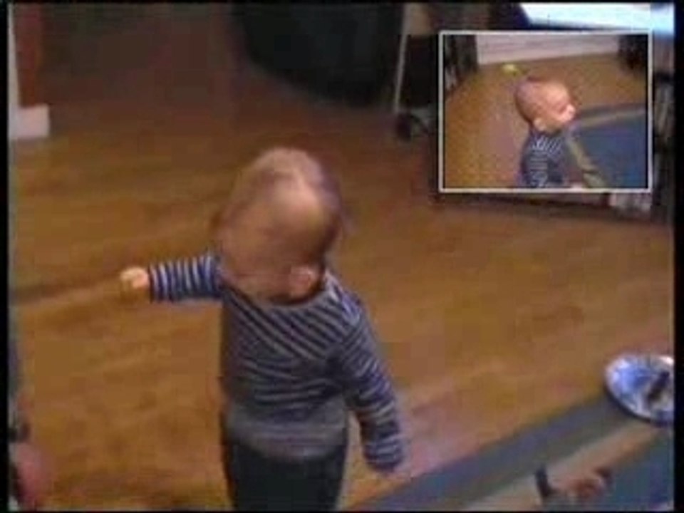 Lucas danse avec un petit chien