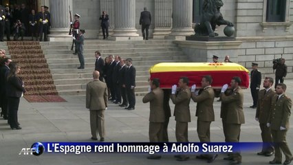 Les Espagnols rendent hommage à l'ancien président Adolfo Suarez
