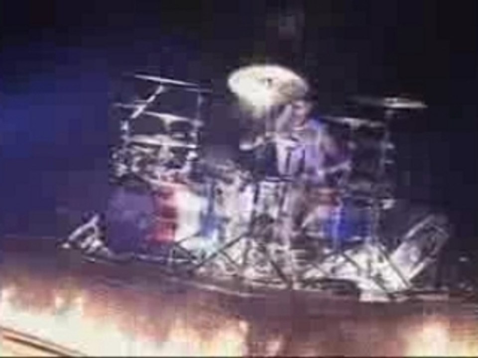 Blink182 - Travis Barker Drum Solo VIDEO