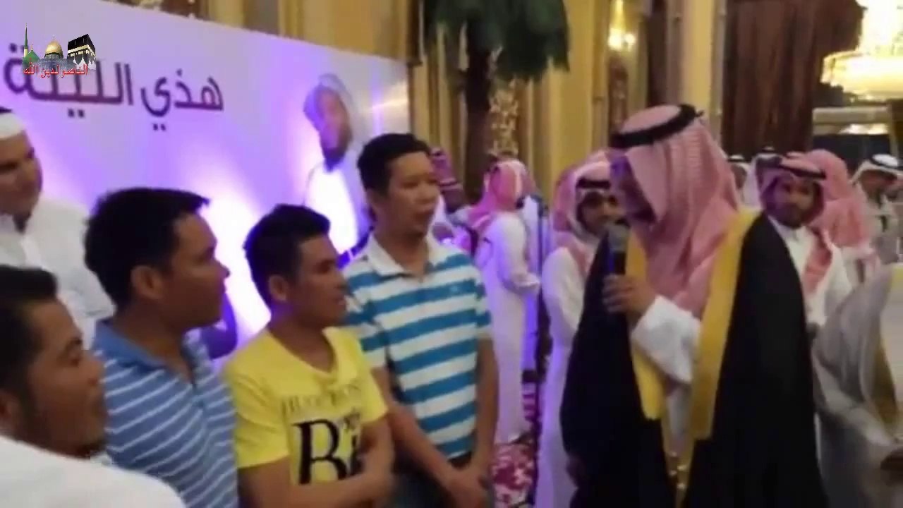 رئيس نادي النصر يلقن 5 فلبينيين الشهادة