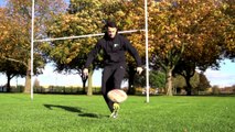 Des footballeurs freestyle font ce qu'ils veulent avec un ballon de rugby