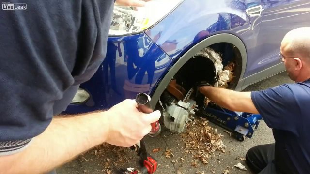 Qu'est ce qu'il se cache dans la carrosserie de cette voiture ?