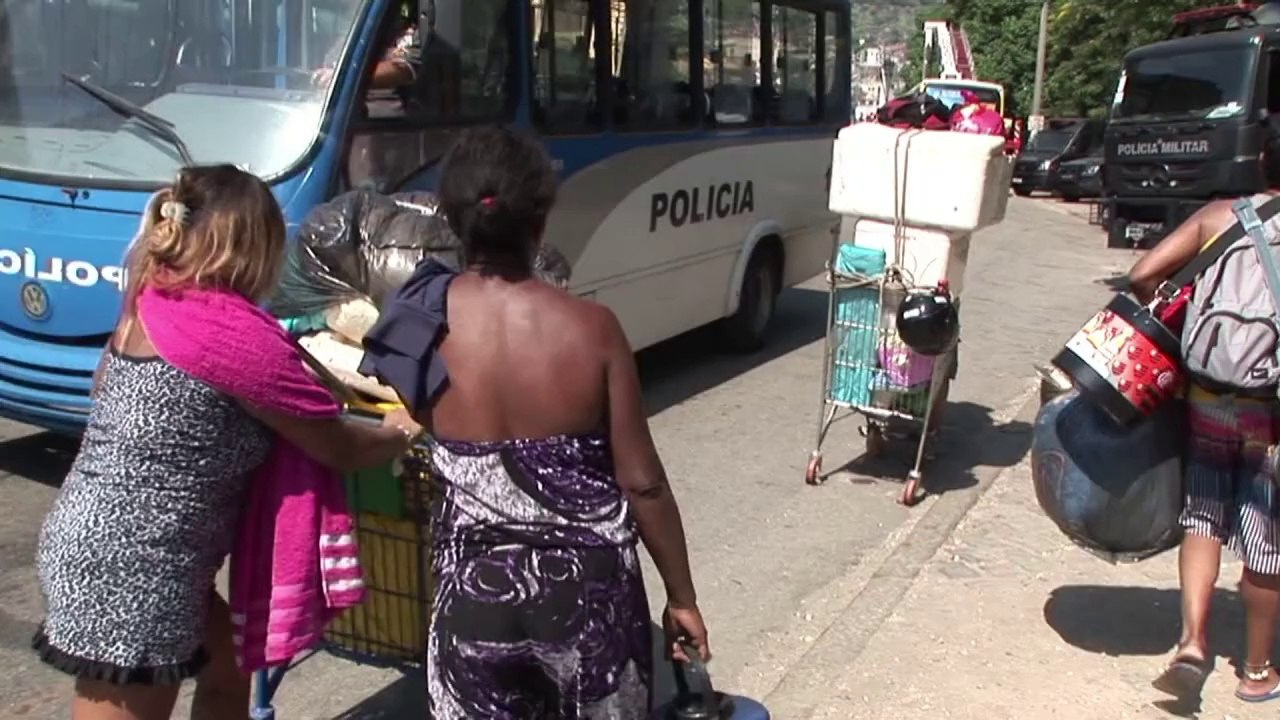 Polizei vertreibt tausende Arme nahe WM-Stadion von Rio