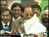 Dunya News-Ch Shujaat covers up as speech papers shuffle