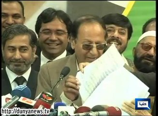 Ch Shujaat covers up as speech papers shuffle