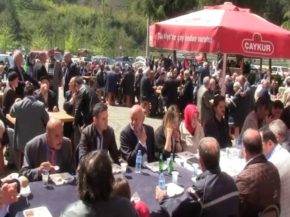 Necip Yazıcı Halka Yemek verdi