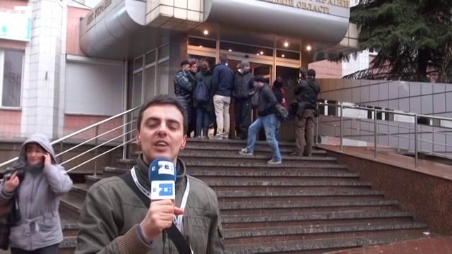 Informe a cámara: Prorrusos toman sedes policiales en el sureste de Ucrania