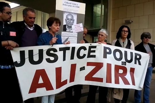Conférence de presse du collectif Vérité et Justice pour Ali Ziri devant l'entrée du palais de justice de Pontoise, vendredi 11 avril 2014.