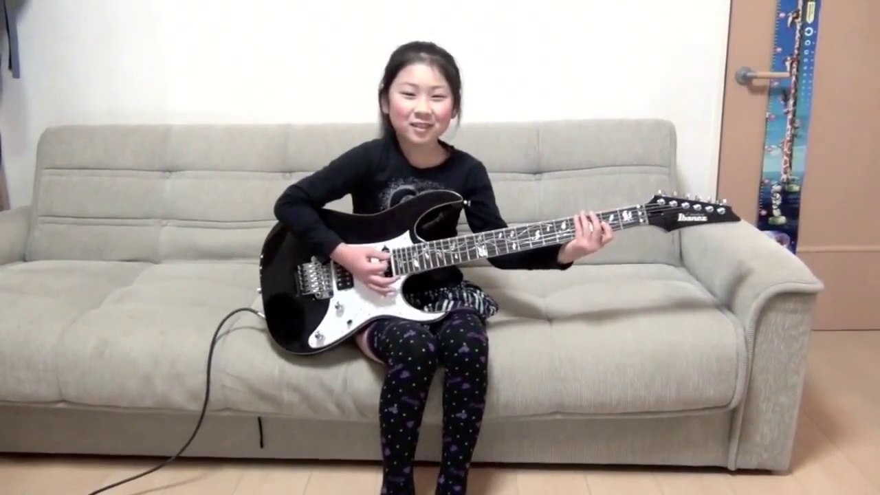 A 8 ans elle déchire tout en guitare... HEAVY METAL!!!!!!!!