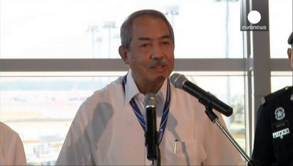 Kaybolan uçaktaki yolcuların yakınları Malezya Büyükelçiliği'ne yürüdü